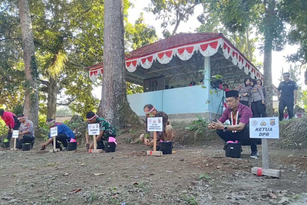 Jajaran Polres Lombok Tengah tanam ribuan bibit pohon di wisata Aik Bukak