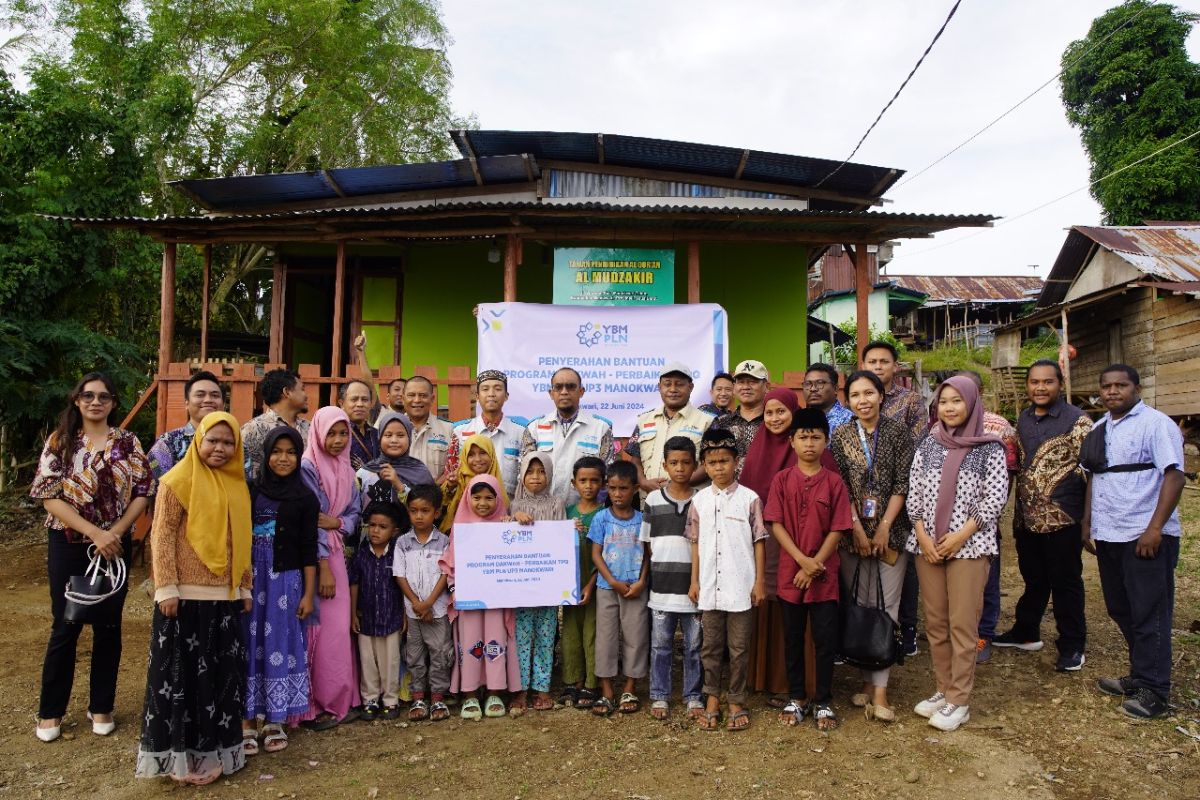 YBM PLN berikan bantuan sarana prasarana bagi TPA Al-Mudzakir Manokwari