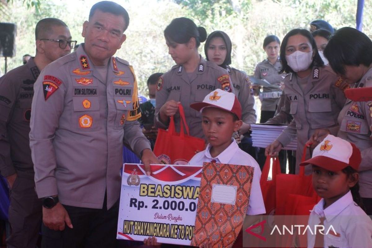 Kapolda NTT beri beasiswa untuk 10 pelajar Kupang