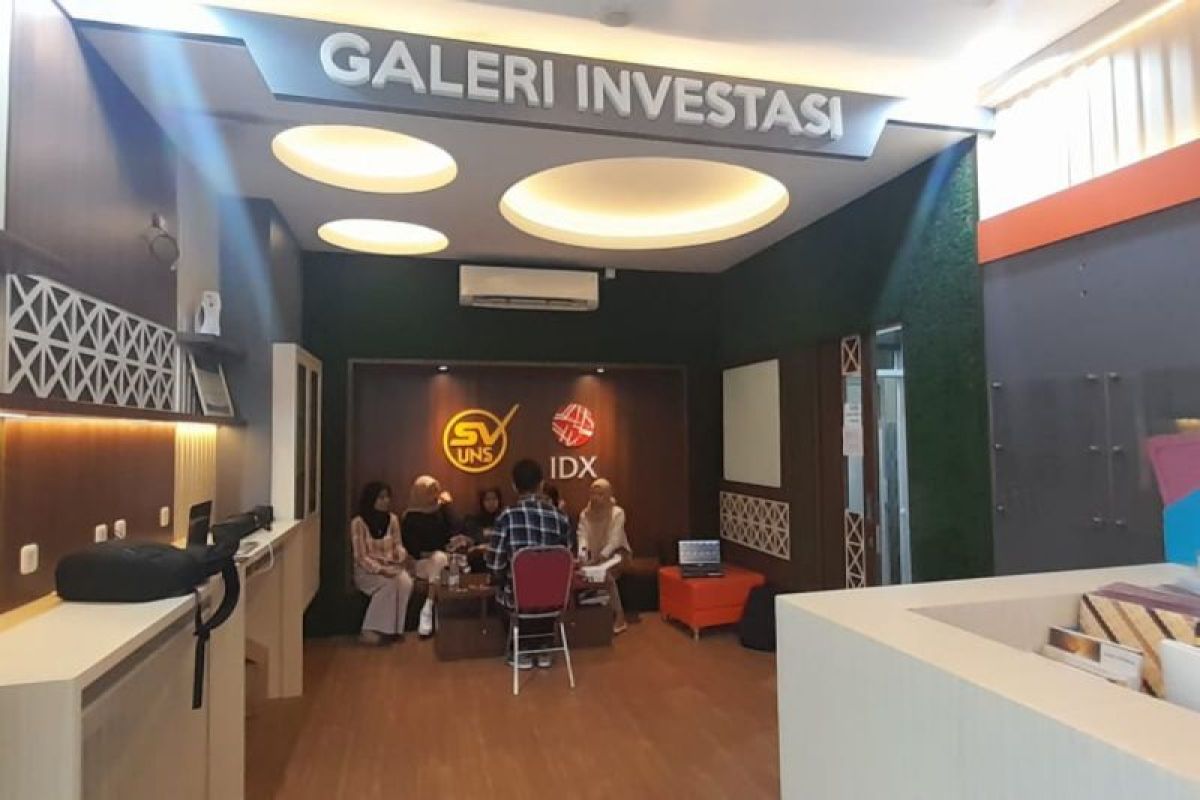 Aktivitas di Galeri Investasi BEI di Solo, Jawa Tengah, beberapa waktu lalu. ANTARA/Aris Wasita Ada peningkatan jumlah investor setiap bulan, ada di kisaran 2.500-3.000 investor baru.Solo