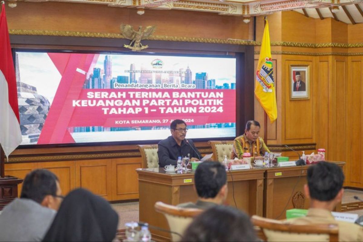 Pemprov Jateng serahkan bantuan keuangan  sembilan parpol Rp22,6 miliar