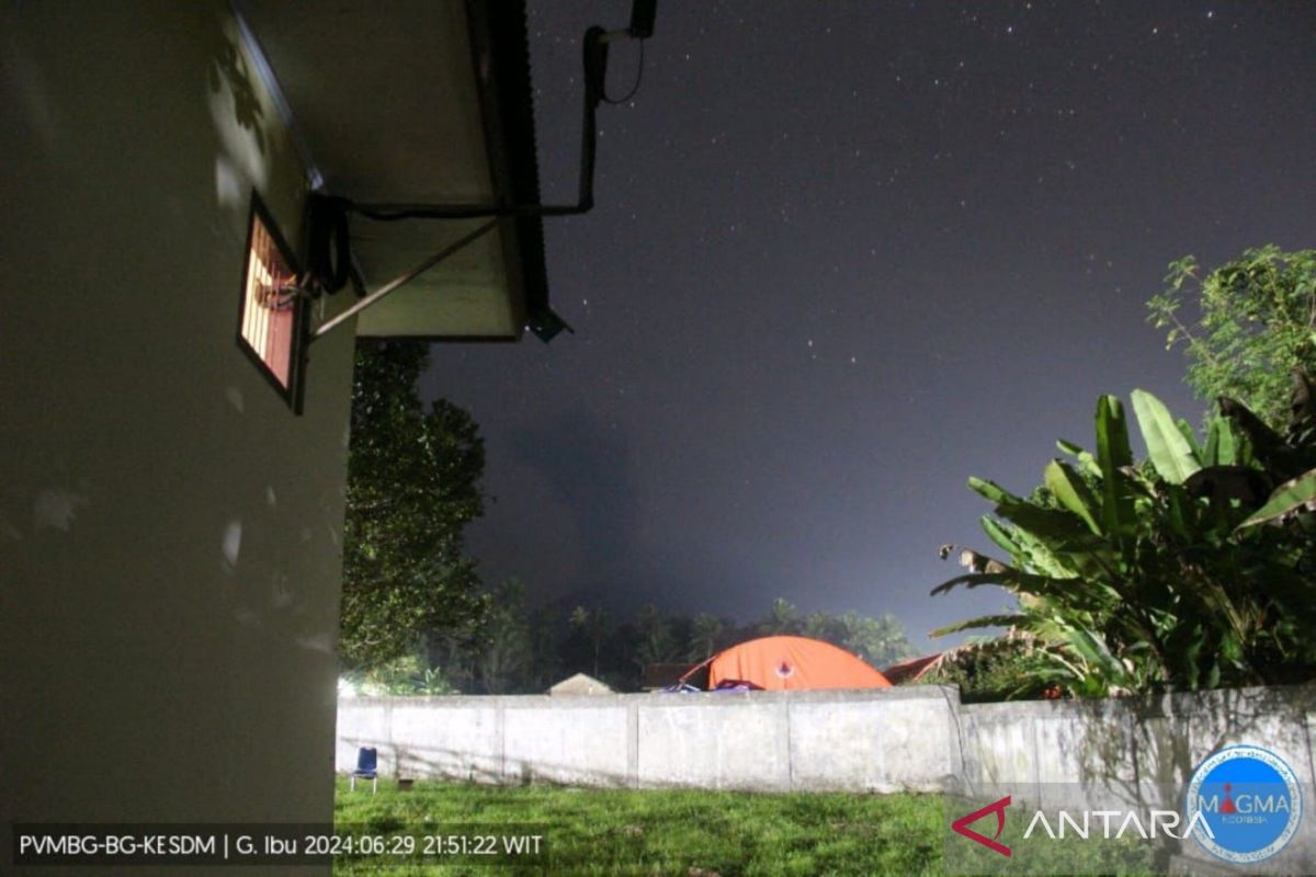 Hari Sabtu, Gunung Ibu dua kali erupsi