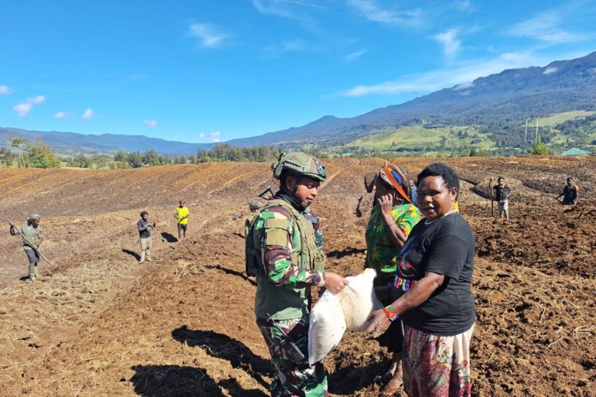 Koops TNI Habema berbagi bahan pokok ke warga Nduga