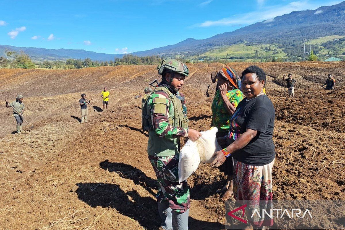 Koops TNI Habema berbagi bahan pokok ke masyarakat Nduga