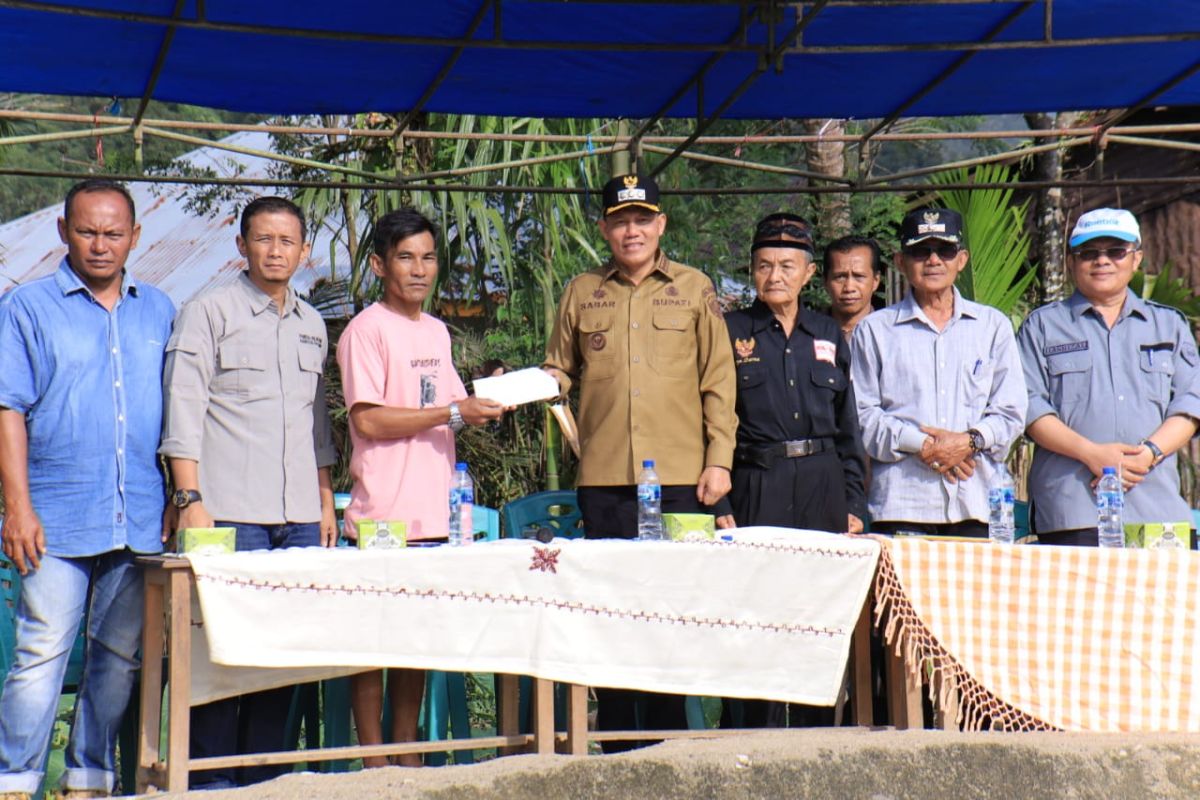 Masyarakat Jambak Berkecimpung ambil Ikan larangan usai tokok palu Bupati Sabar AS