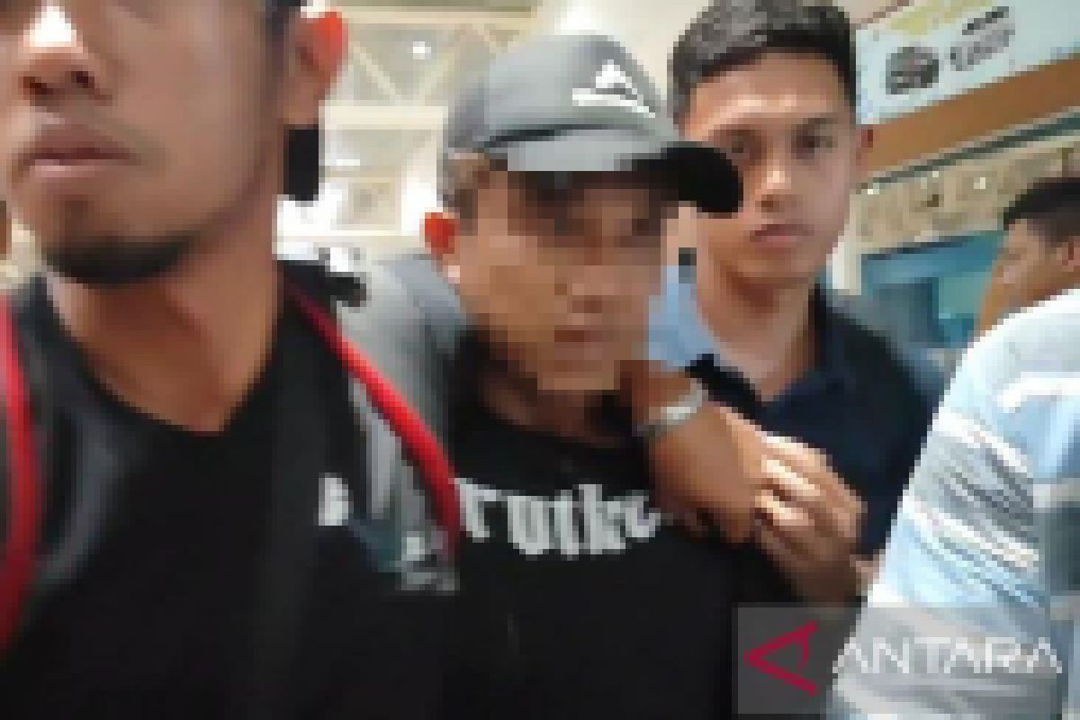 Dari Sumbar, terduga otak pembunuhan dibawa ke Palembang  lewat jalur udara