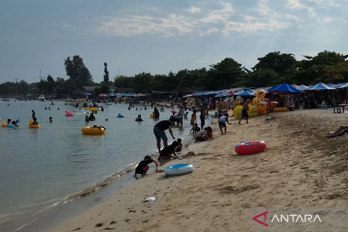 Pantai Bandengan Jepara dibanjiri wisatawan - ANTARA News Yogyakarta ...