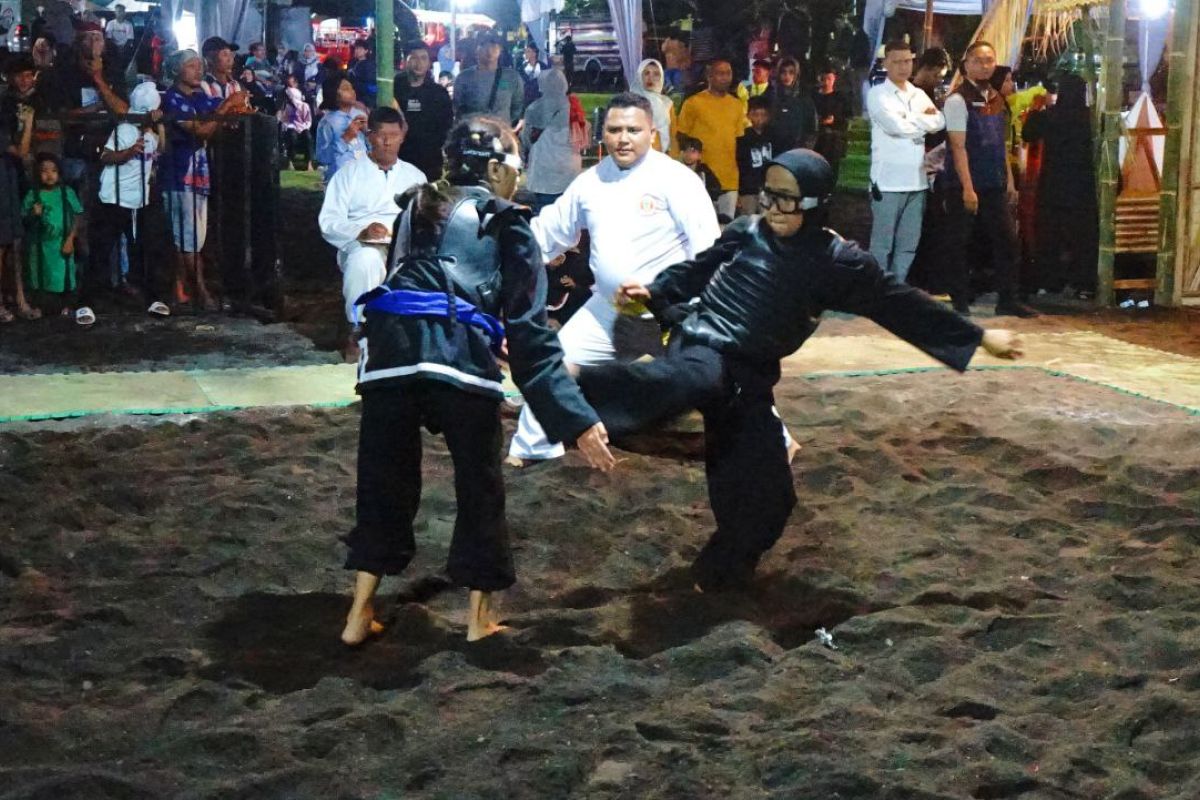 Pesilat se-Jawa Bali ikuti kejuaraan di Pantai Boom Banyuwangi