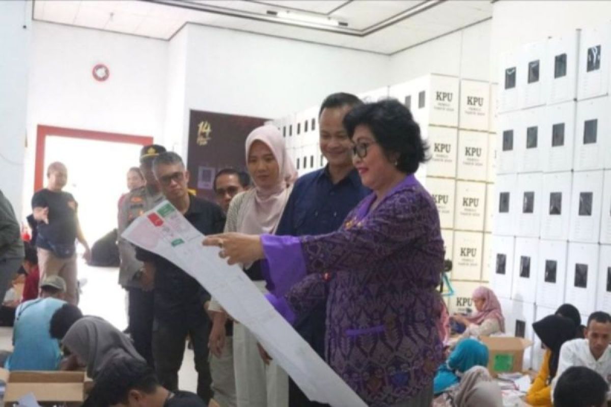 Pastikan berjalan lancar, Pj Bupati tinjau pelipatan surat suara Pemilu 2024