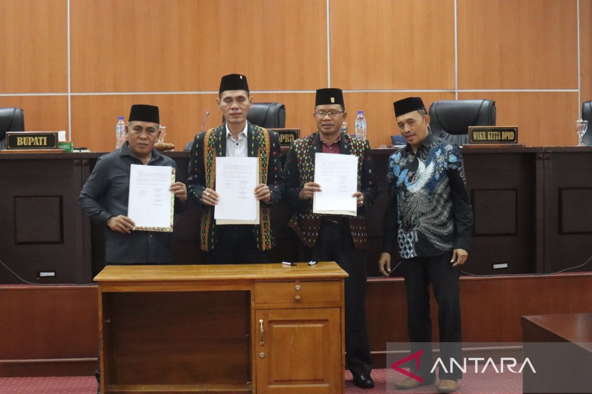 DPRD Mabar tetapkan tiga ranperda menjadi perda