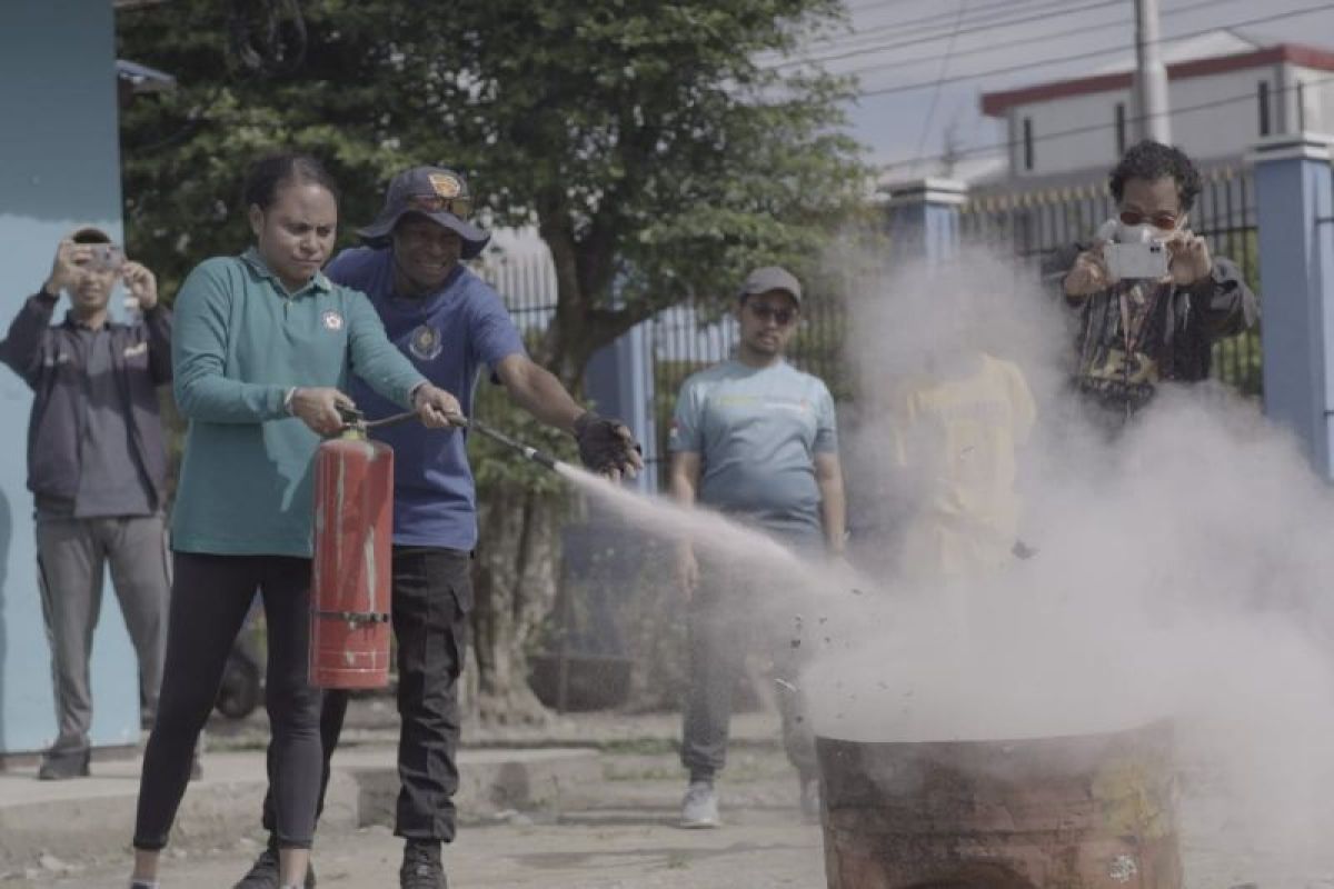 PT PLN UP3 Wamena gelar simulasi penanggulangan kebakaran