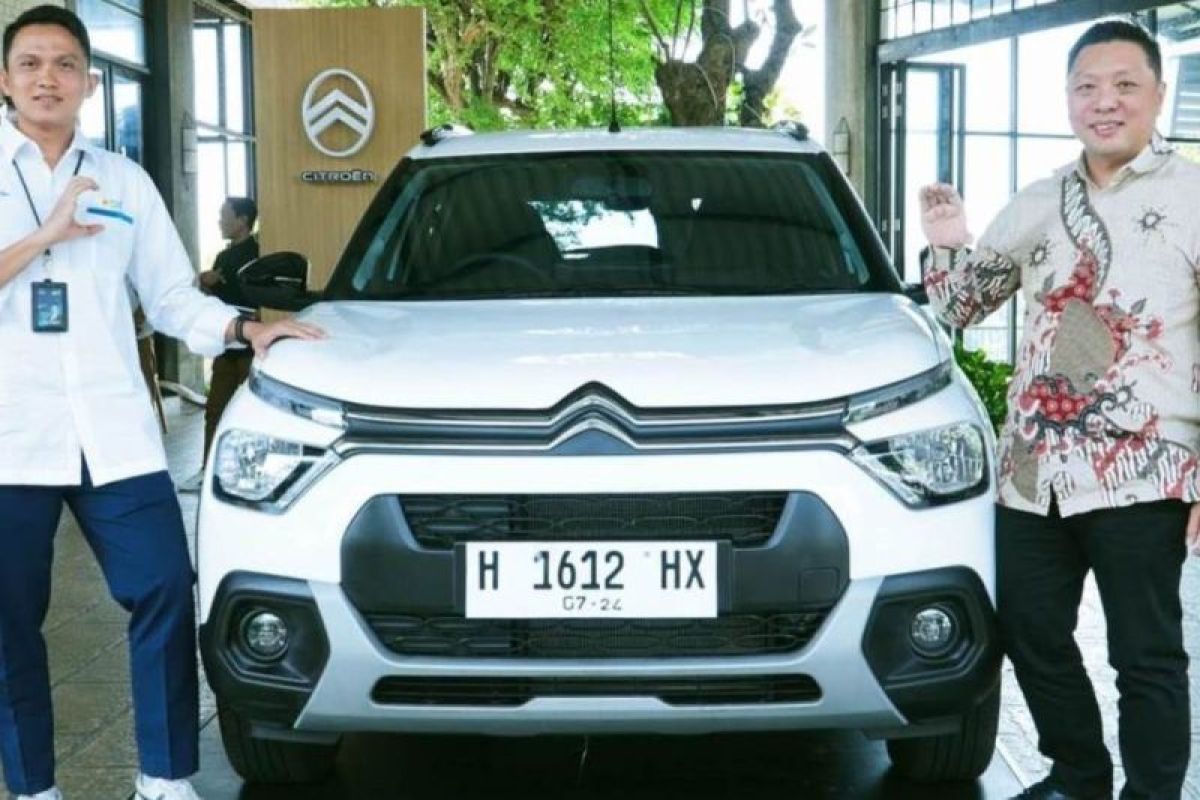 Citroen Indonesia serahkan unit Citroen E-C3 All Electric kepada konsumen Semarang