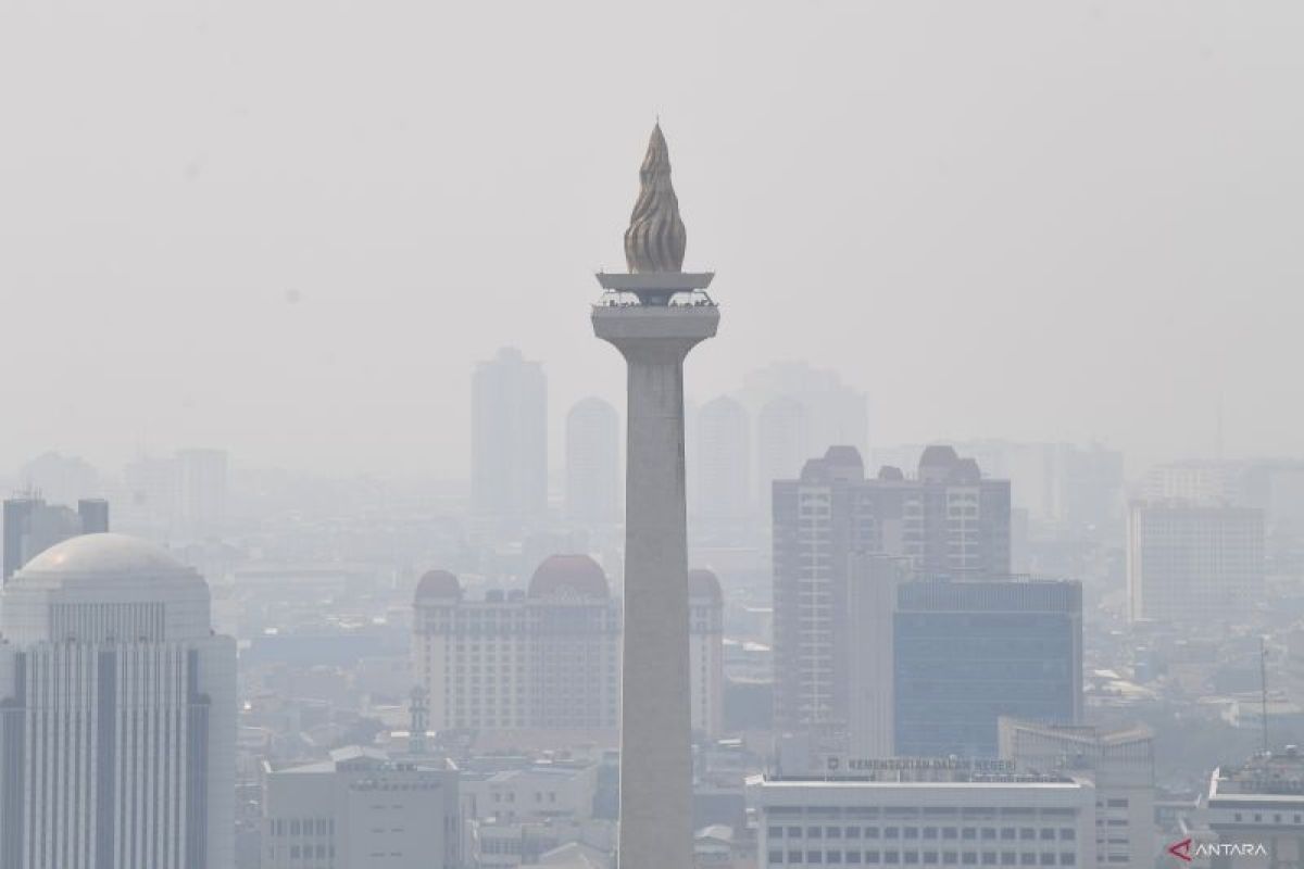 Kualitas udara Jakarta masuk kategori tak sehat pada Minggu