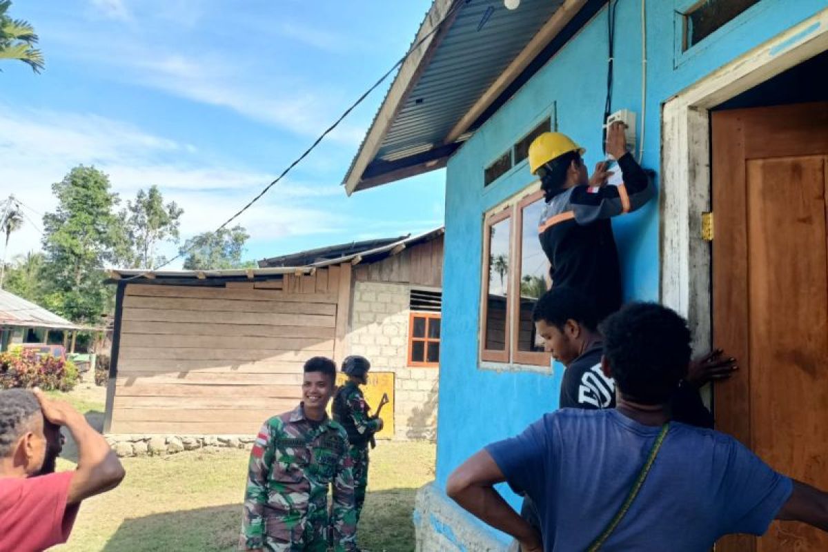 Yonif 122/TS bantu percepat pemasangan instalasi listrik di Keerom