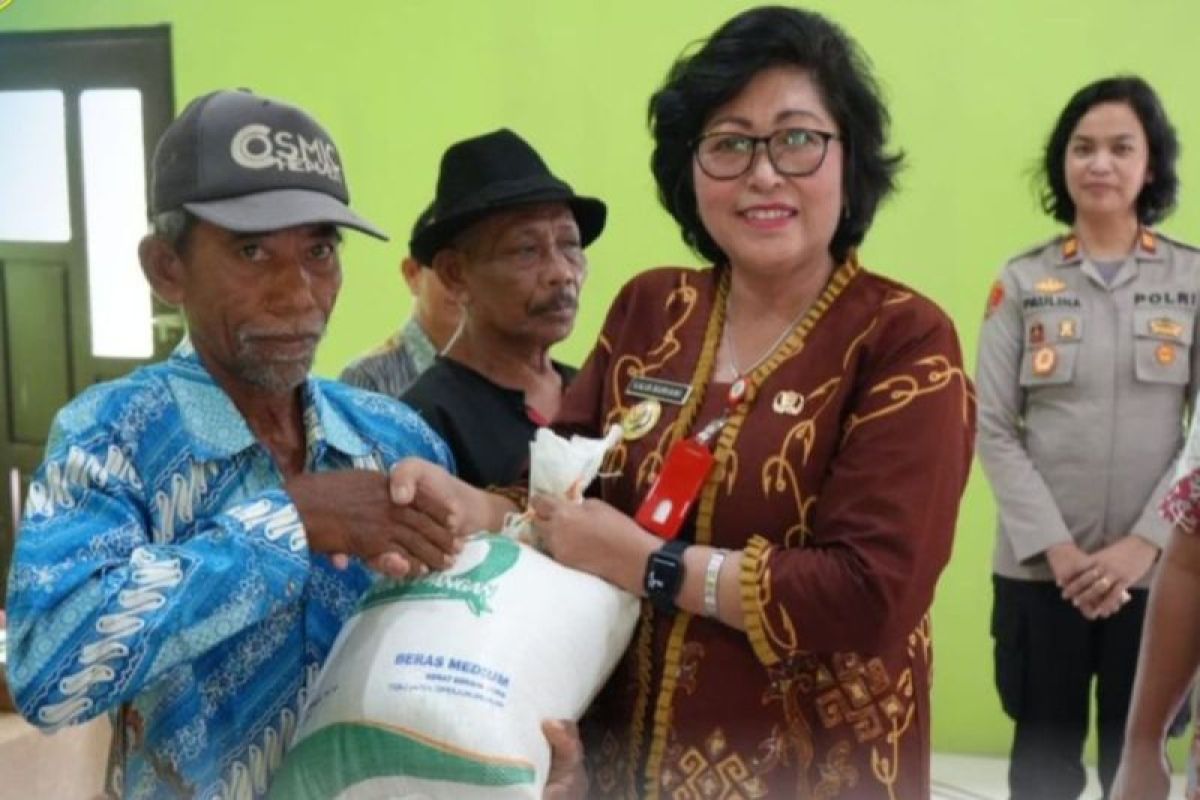 Pj Bupati dampingi penyaluran bantuan pangan di Sematu Jaya