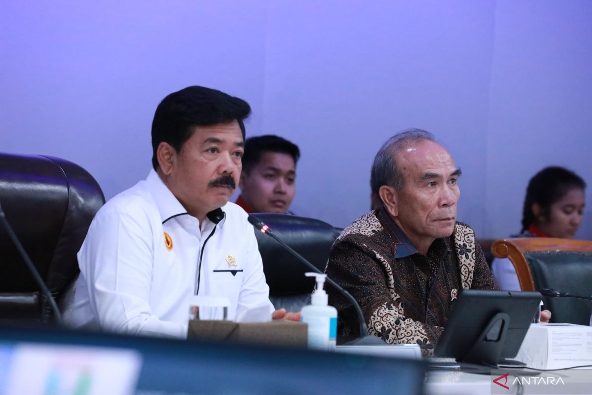 Menko Hadi tinjau pusat kendali sistem pemantauan data di BSSN