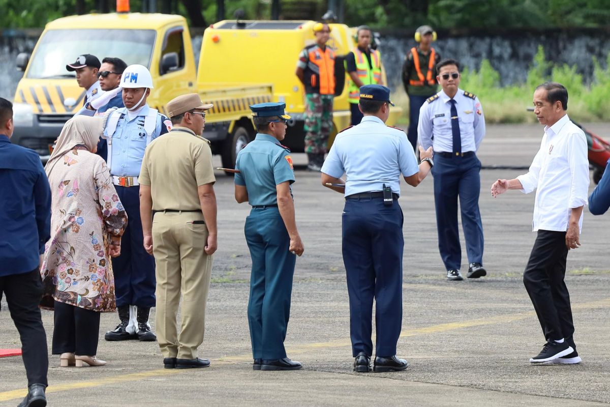 Forkopimda Sulsel sambut kedatangan Presiden Jokowi di Pangkalan TNI Sulhas