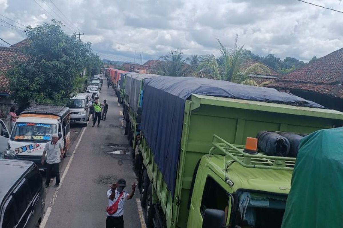 Polres OKU kandangkan  puluhan kendaraan ODOL