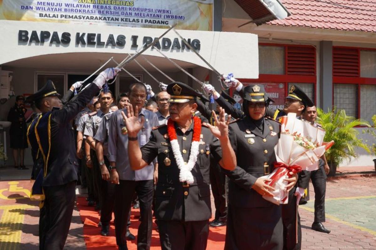 Jajaran Kemenkumham Sumbar lepas purna bhakti Kepala Bapas Padang dengan suasana haru