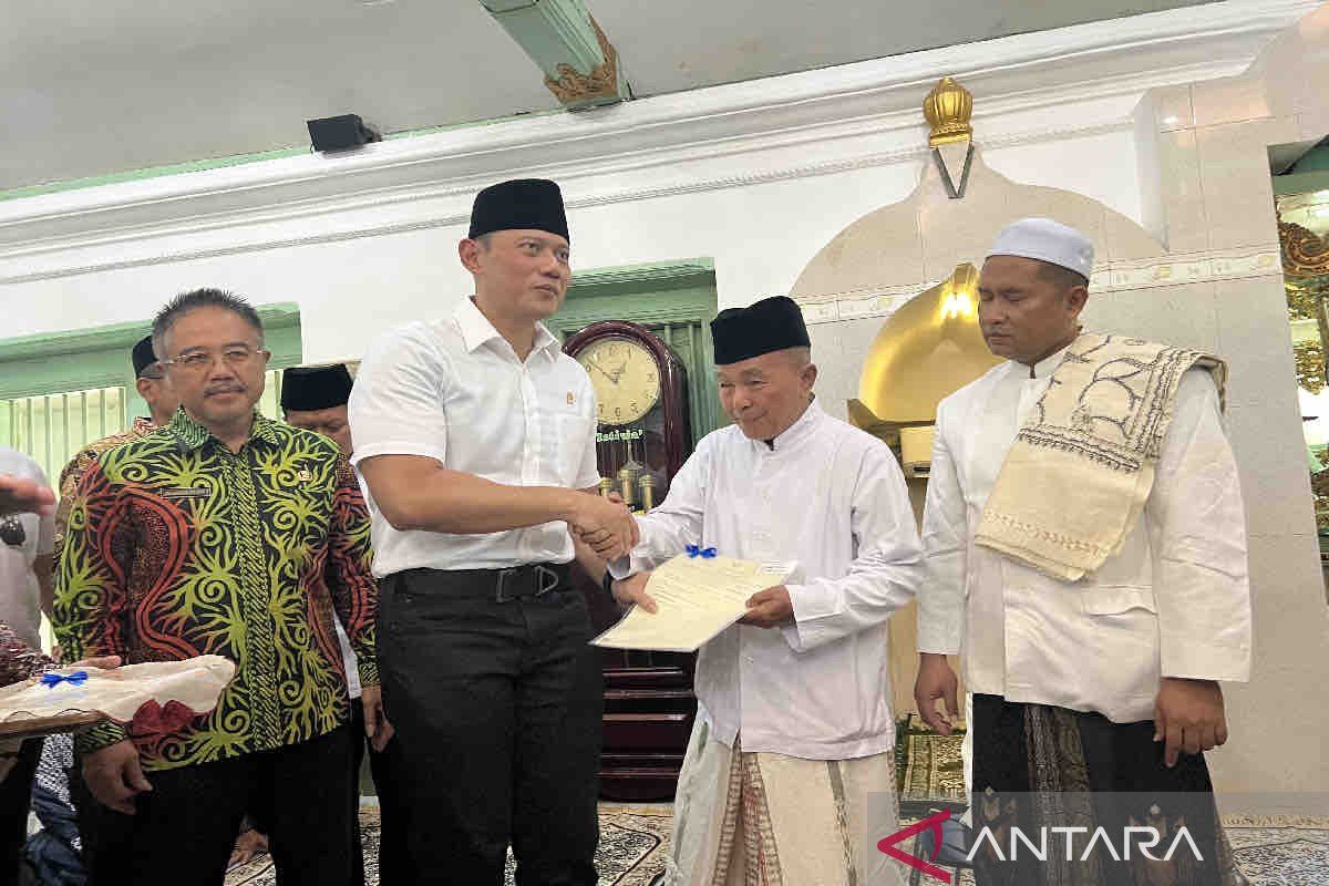 AHY serahkan sertifikat tanah makam  dan masjid peninggalan Sunan Giri