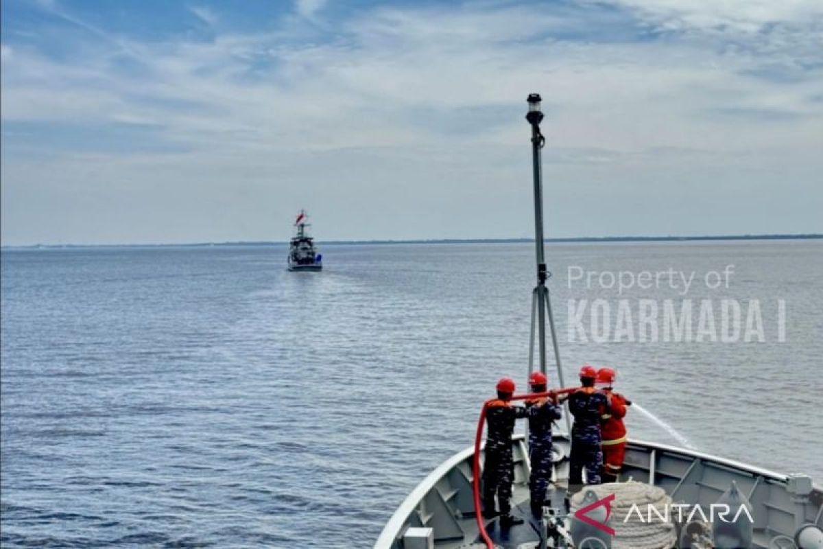 Dua kapal perang Armada I latihan di perairan Bengkalis di sela operasi