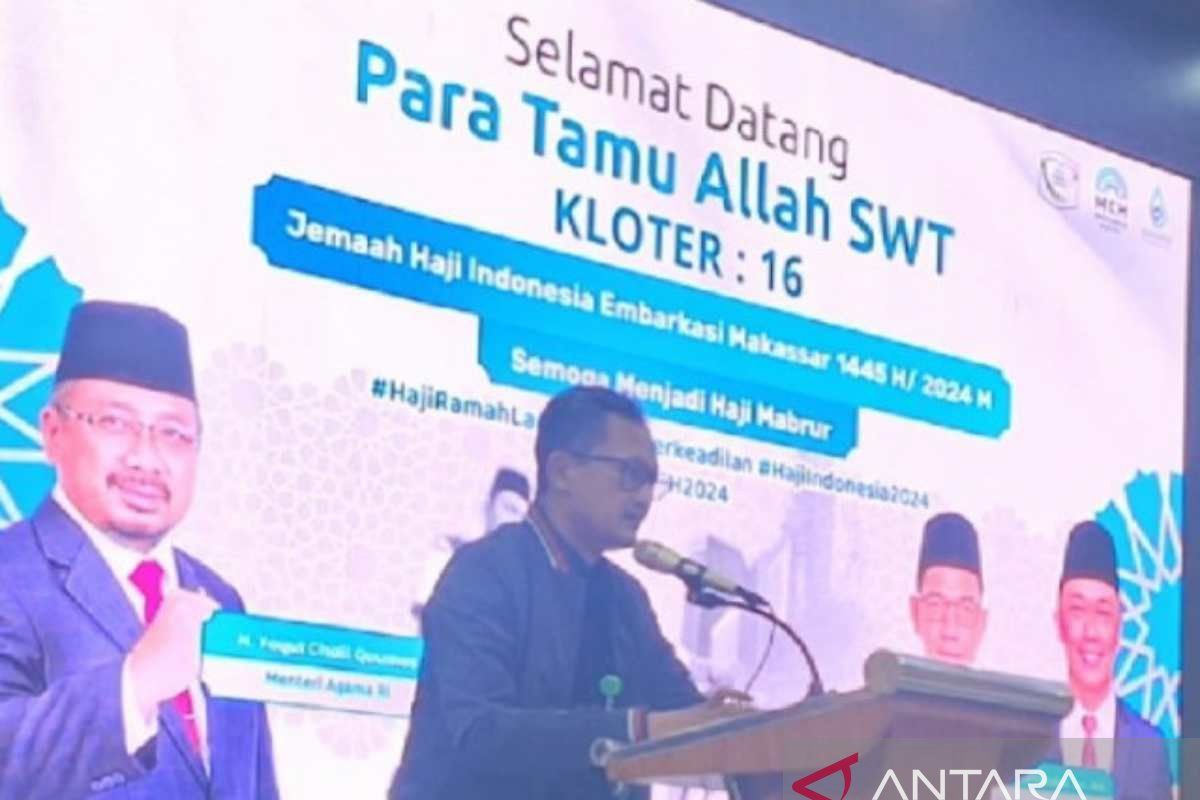 Tenaga ahli Menag menyambut kedatangan jamaah haji Kloter 16 Makassar