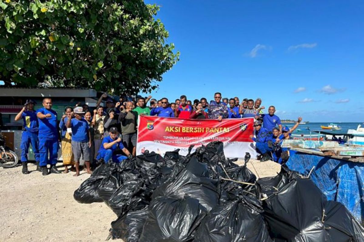 Polisi dan warga kumpulkan  42 kantong  sampah pada aksi bersih pantai