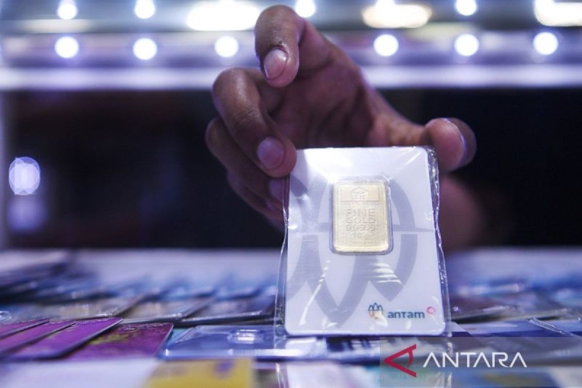 Harga emas Antam turun lagi hari ini