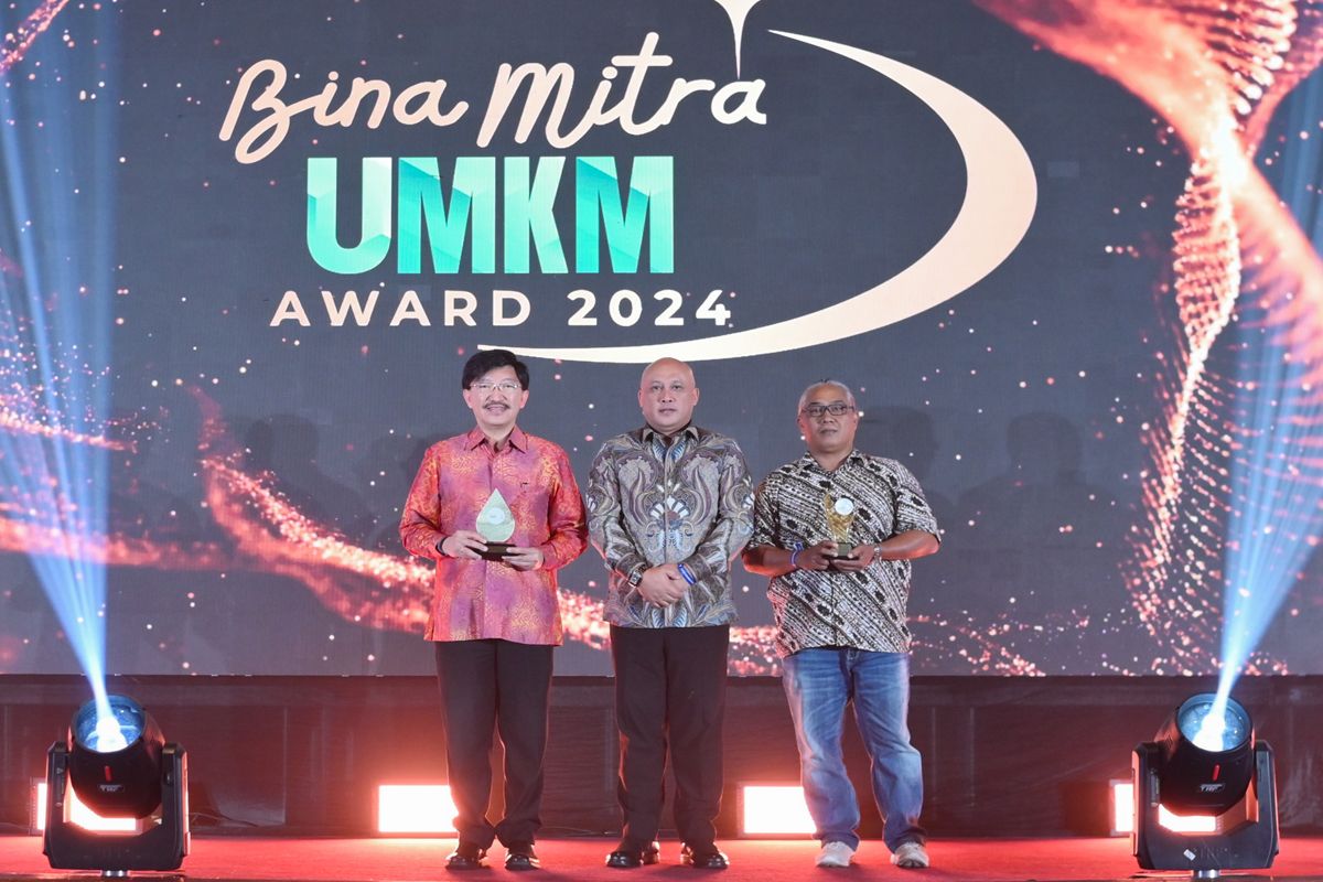 Smartfren raih predikat gold dalam Bina UMKM Awards 2024 lewat Program Teman UMKM