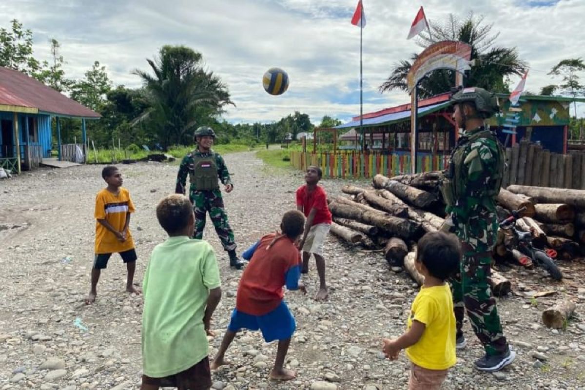 Prajurit Yonif 503/Kostrad gelar komsos Distrik Krepkuri