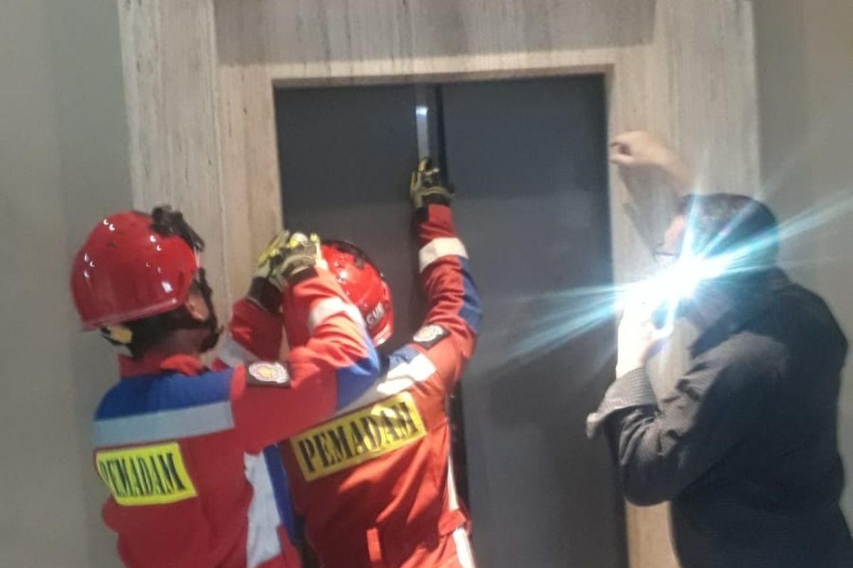 Enam orang terjebak di dalam lift di Jakarta