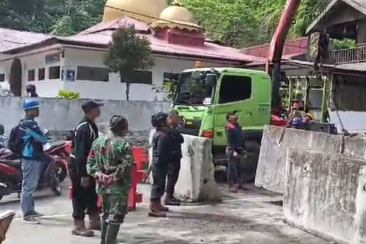 Jalan Lembah Anai tutup total (Video)