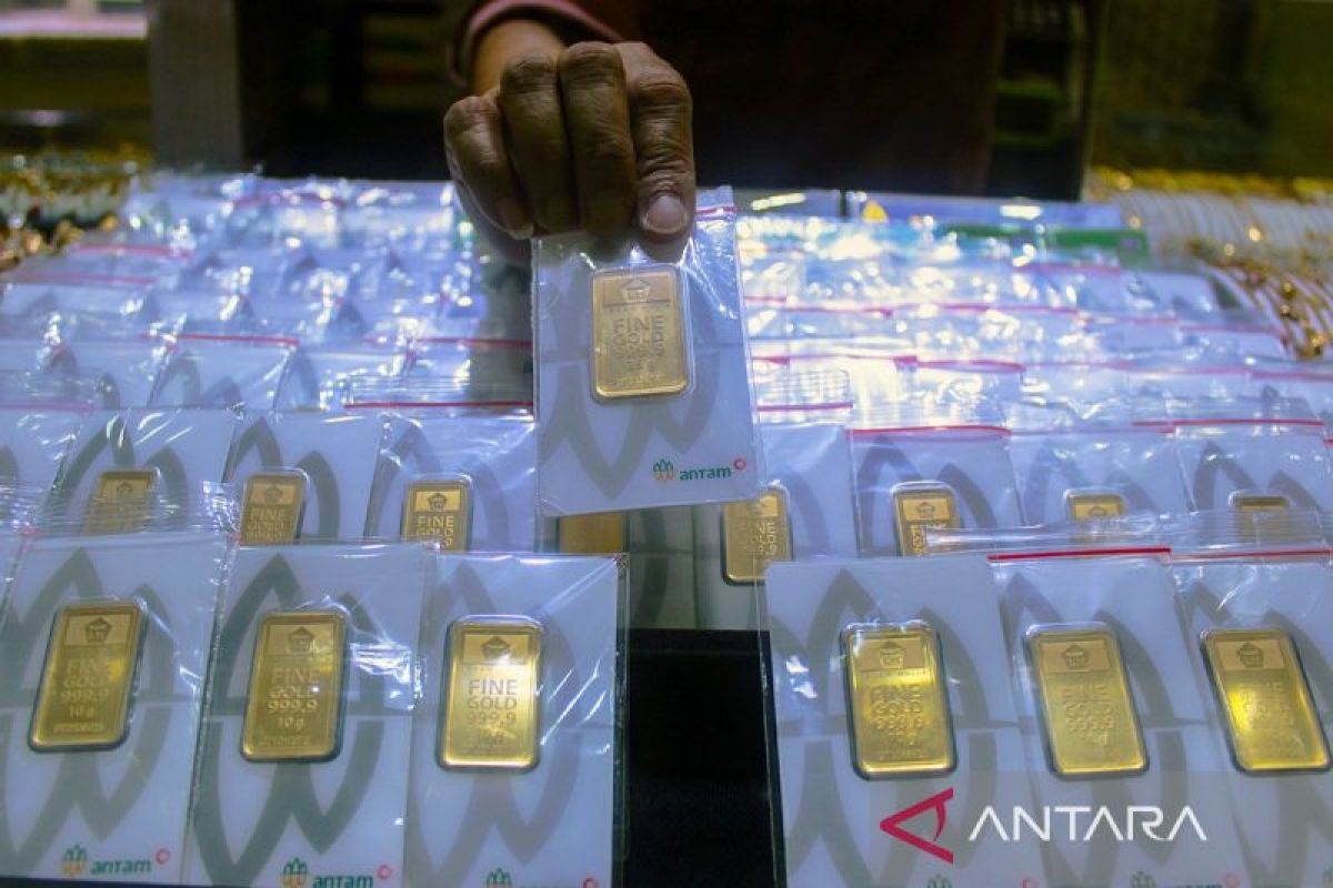 Harga emas hari ini turun Rp1,420 juta per gram