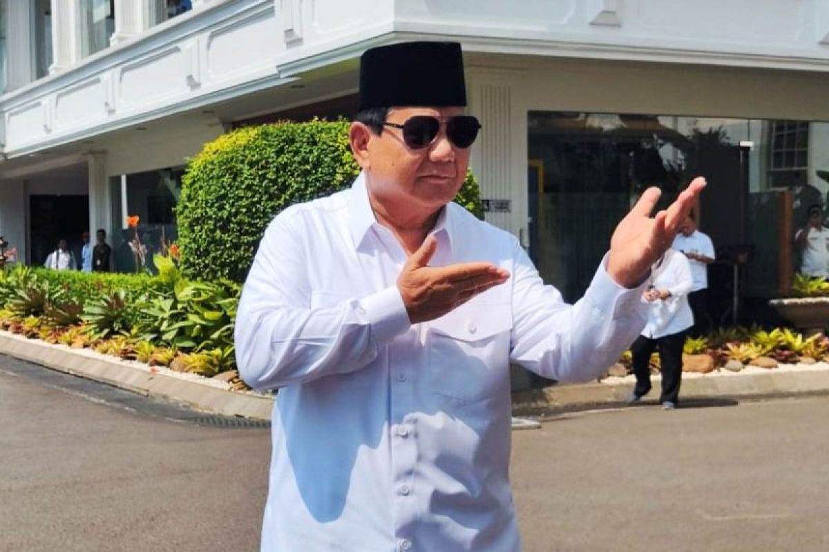 Prabowo berpose silat saat sambangi Istana setelah operasi