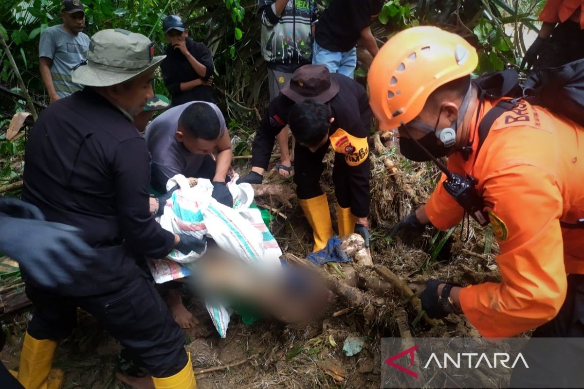 Longsor picu korban bertambah, warga dirikan tenda di tambang