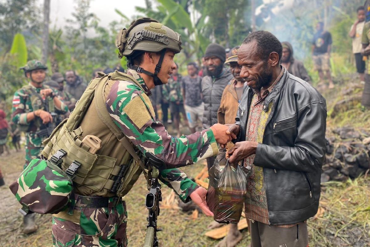 Satgas Yonif 432/Kostrad gelar baksos sela patroli Distrik Mbua