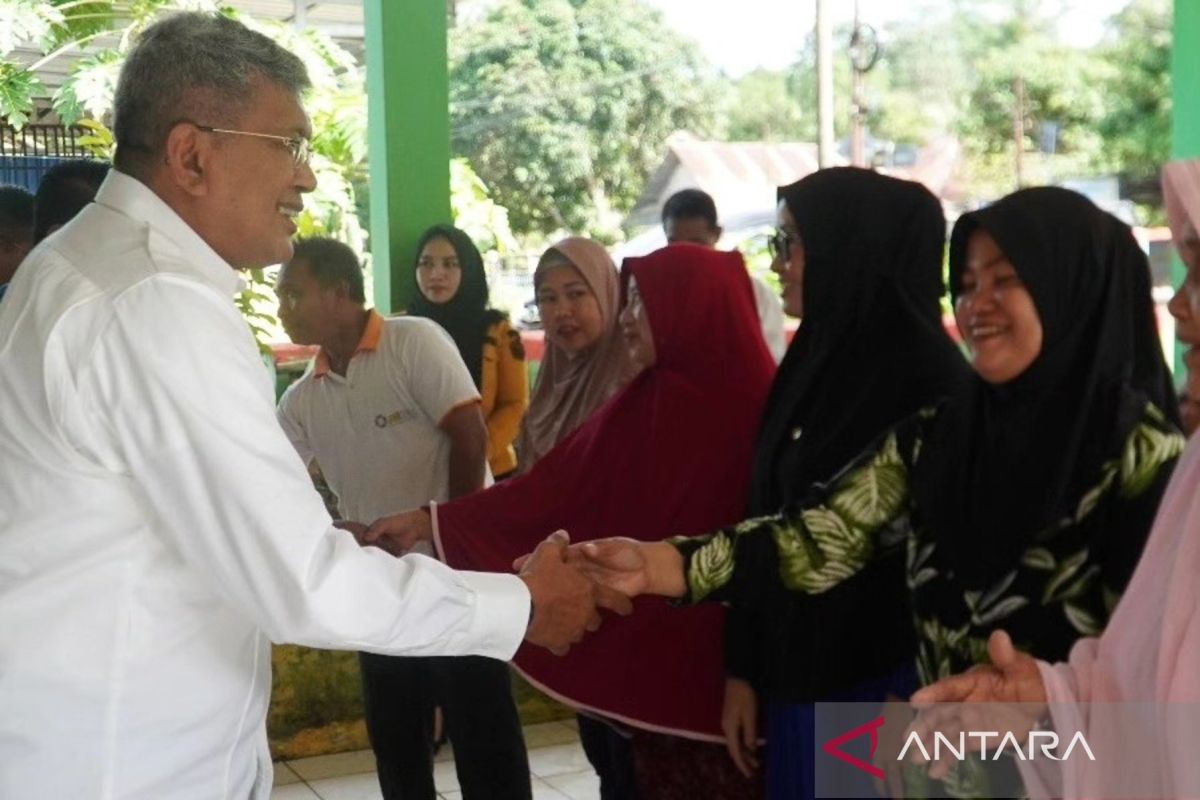 Pj Wali Kota Kendari serahkan bantuan ke korban banjir