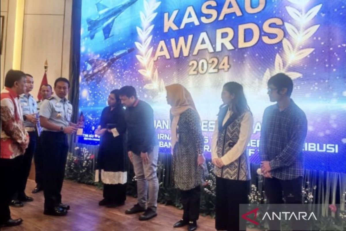 Tiga Jurnalis ANTARA dan belasan jurnalis media lain boyong juara "Kasau Awards 2024"