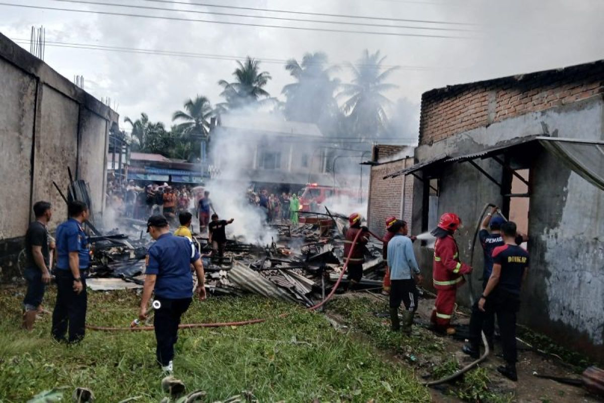 Pemkab Agam kerahkan lima armada padamkan api bakar empat warung