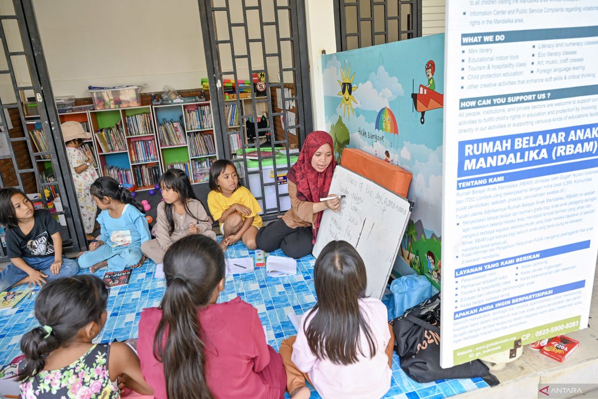 Ini manfaat mengajarkan lebih dari satu bahasa kepada anak