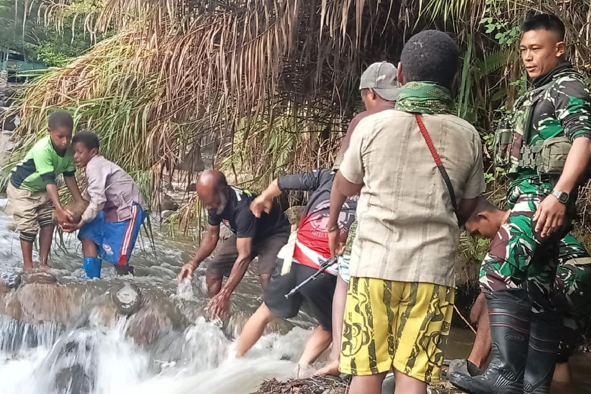 Satgas Yonif 641/Bru membantu atasi kesulitan air warga Walesi