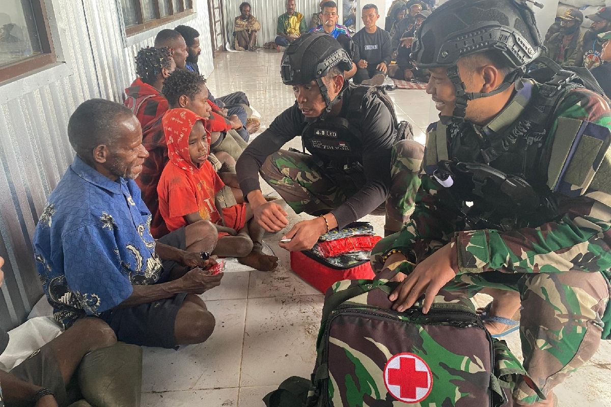 Satgas TNI periksa kesehatan warga Agandugume Kabupaten Puncak