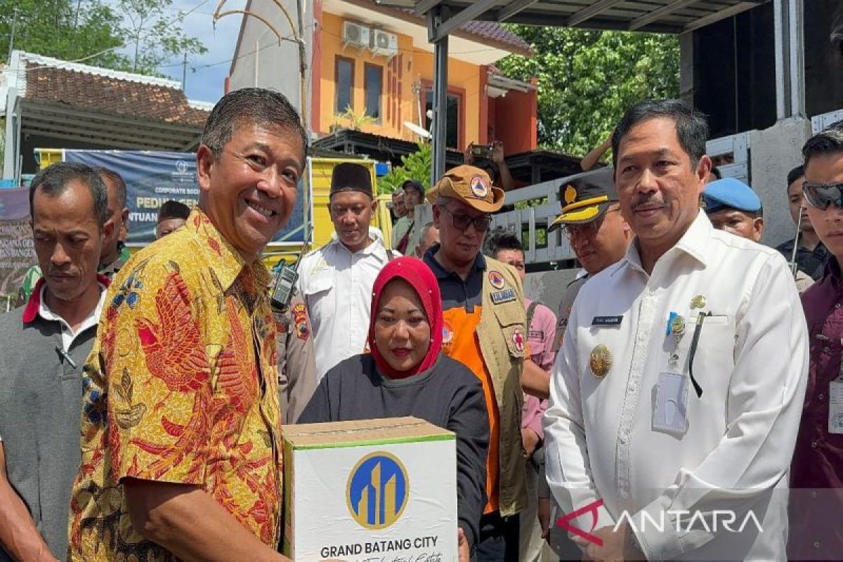 KITB salurkan  300 sak semen dan 100 sembako korban gempa