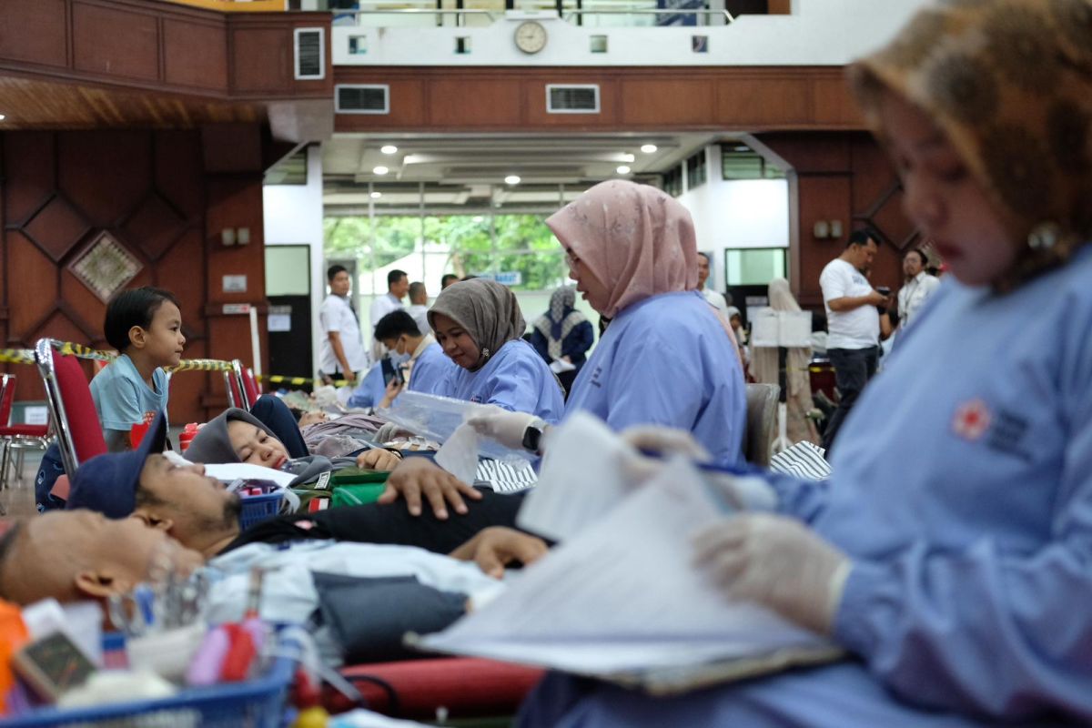 PT Semen Padang serahkan 429 kantong darah ke PMI