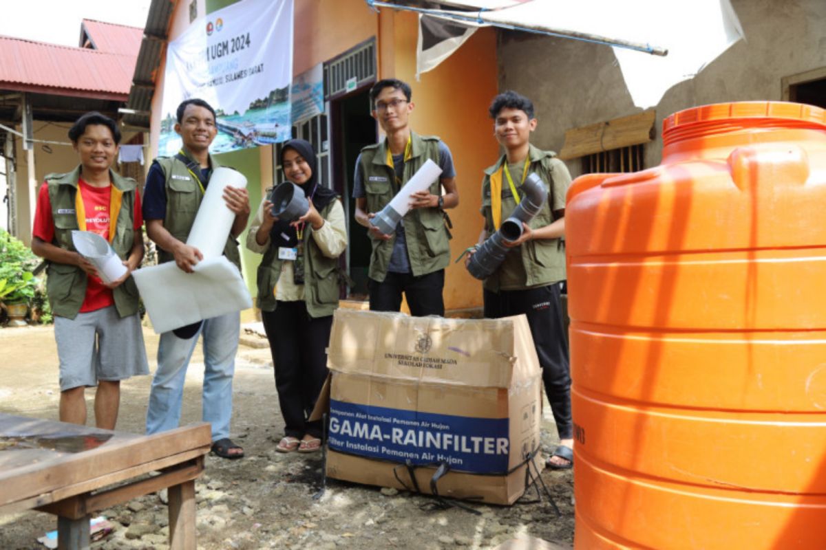 Mahasiswa UGM memasang alat pemanen air hujan di Pulau Karampuang