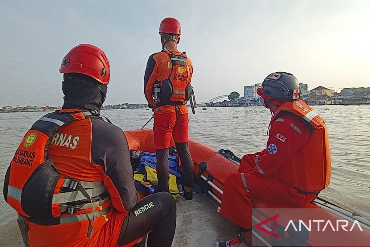 Pekerja perbaikan Jembatan Kertapati Palembang jatuh, jasadnya terbawa arus sungai