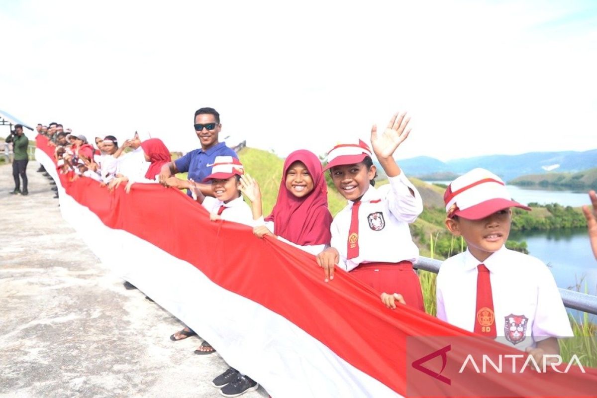 Pembentangan bendera merah putih di Tungkuwiri promosikan objek wisata