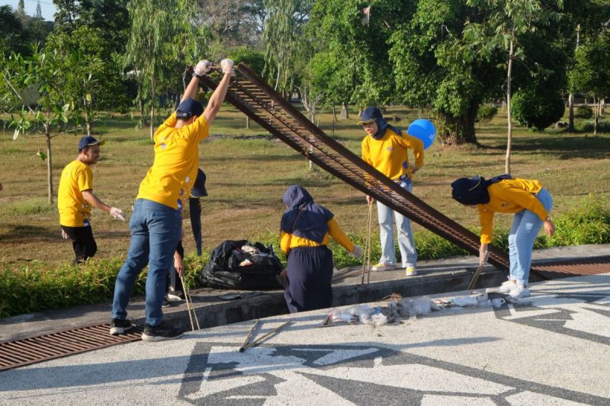 KPP Pratama Praya Loteng bersihkan sampah kawasan ruang terbuka hijau