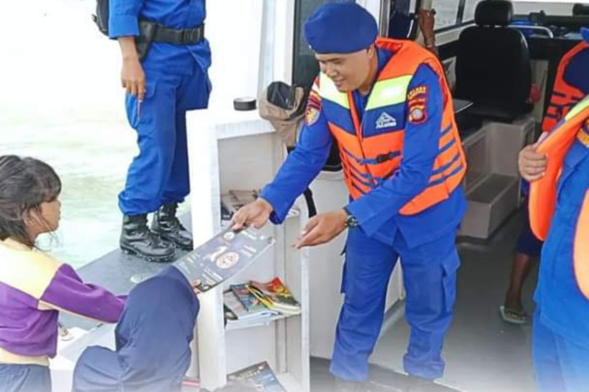 Polres Donggala tingkatkan minat baca anak-anak di pesisir pantai