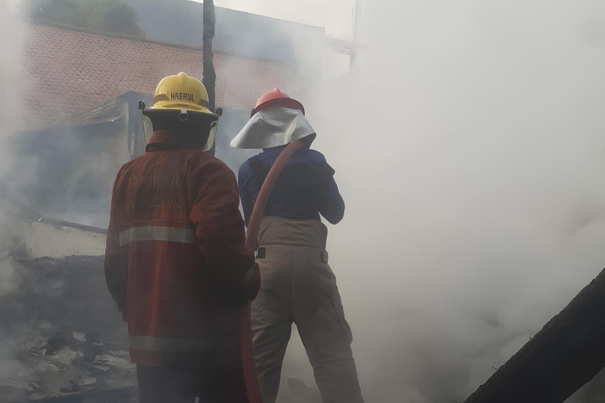 10 rumah asrama Polisi di Tangerang terbakar